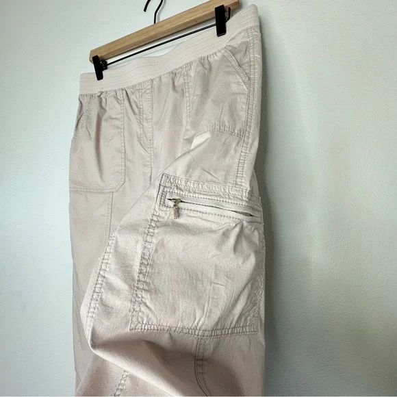 Chicos Convertible Poplin Cargo Pants Cropped Sz US 8 Beige Khaki Beachy Preppy - Picture 2 of 13